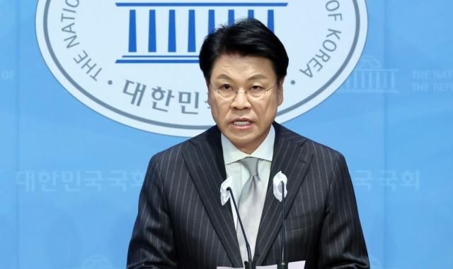 장제원 국민의힘 의원이 12일 국회 소통관에서 22대 총선 불출마 선언을 하고 있다 사진연합뉴스 