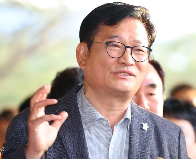 답변하는 송영길 전 대표 서울연합뉴스 김도훈 기자 더불어민주당 전당대회 돈봉투 살포 의혹의 정점으로 지목된 송영길 전 대표가 8일 오전 검찰 조사를 받기 위해 서울 서초구 서울중앙지검에 출석하며 취재진 질문에 답하고 있다 송 전 대표는 2021년 4월 무소속 윤관석 의원이 전당대회를 앞두고 민주당 의원들에게 300만원씩 든 돈봉투를 하는 과정에 개입한 의혹을 받고 있다 2023128 superdoo82ynacokr2023-12-08 090918 저작권자 ⓒ 1980-2023 ㈜연합뉴스 무단 전재 재배포 금지저작권자 ⓒ 1980-2023 ㈜연합뉴스 무단 전재 재배포 금지