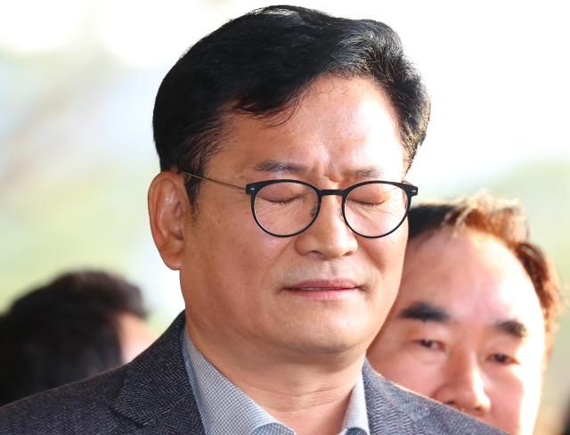눈 질끈 감은 송영길 전 대표 서울연합뉴스 김도훈 기자 더불어민주당 전당대회 돈봉투 살포 의혹의 정점으로 지목된 송영길 전 대표가 8일 오전 검찰 조사를 받기 위해 서울 서초구 서울중앙지검에 출석했다 답변을 하던 송 전 대표가 유튜버들의 구호 및 소음이 커지자 답변을 멈추고 잠시 눈을 감고 있다 송 전 대표는 2021년 4월 무소속 윤관석 의원이 전당대회를 앞두고 민주당 의원들에게 300만원씩 든 돈봉투를 하는 과정에 개입한 의혹을 받고 있다 2023128 superdoo82ynacokr2023-12-08 090923 저작권자 ⓒ 1980-2023 ㈜연합뉴스 무단 전재 재배포 금지저작권자 ⓒ 1980-2023 ㈜연합뉴스 무단 전재 재배포 금지