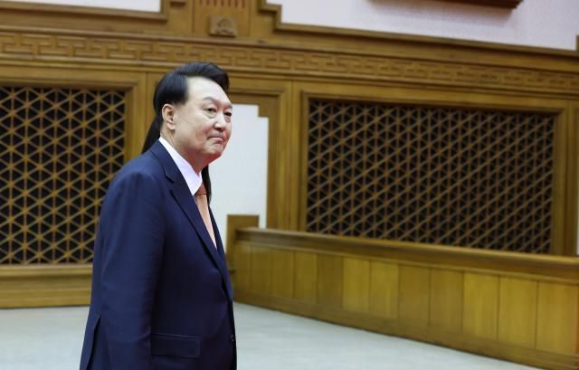 윤석열 대통령 네덜란드 국빈 방문 마치고 귀국 성남연합뉴스 진성철 기자 네덜란드 국빈 방문 일정을 마친 윤석열 대통령이 15일 성남 서울공항 2층 실내행사장으로 귀국하고 있다 20231215 zjinynacokr2023-12-15 082033 저작권자 ⓒ 1980-2023 ㈜연합뉴스 무단 전재 재배포 금지저작권자 ⓒ 1980-2023 ㈜연합뉴스 무단 전재 재배포 금지