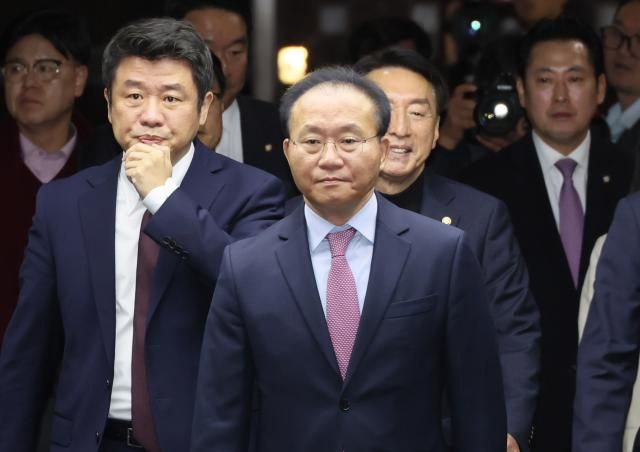 비상의원총회 참석하는 윤재옥 당대표 권한대행 서울연합뉴스 이정훈 기자 국민의힘 윤재옥 당대표 권한대행이 15일 오전 국회에서 열린 비상의원총회에 참석하고 있다 20231215 uwg806ynacokr2023-12-15 101959 저작권자 ⓒ 1980-2023 ㈜연합뉴스 무단 전재 재배포 금지저작권자 ⓒ 1980-2023 ㈜연합뉴스 무단 전재 재배포 금지