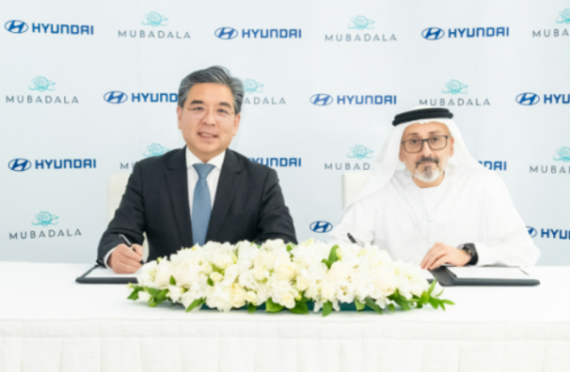 15일현지시간 아부다비 무바달라 타워에서 진행된 친환경 전환 및 미래 신사업 가속화를 위한 업무협약 체결식에서 왼쪽부터 장재훈 현대자동차 사장과 왈리드 알 모카라브 알 무하이리 무바달라 그룹 부대표이사가 기념 사진을 촬영하고 있는 모습 사진현대자동차 
