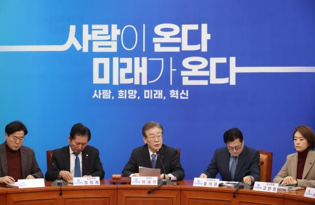 발언하는 이재명 대표 서울연합뉴스 신준희 기자 18일 국회에서 열린 더불어민주당 최고위원회의에서 이재명 대표가 발언하고 있다 20231218 hamaynacokr2023-12-18 095125 저작권자 ⓒ 1980-2023 ㈜연합뉴스 무단 전재 재배포 금지저작권자 ⓒ 1980-2023 ㈜연합뉴스 무단 전재 재배포 금지