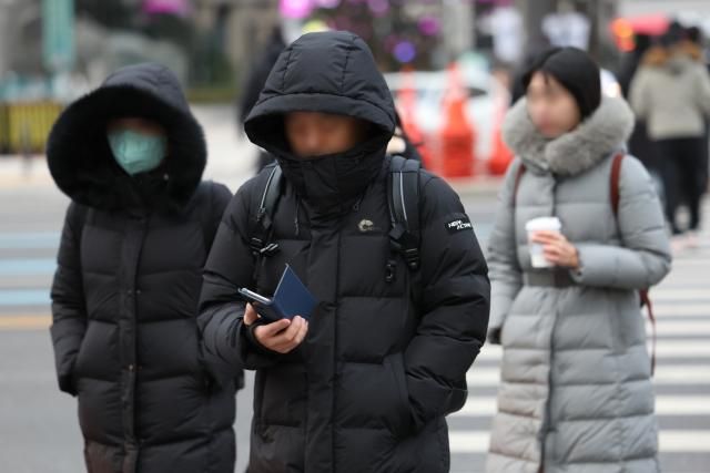 추위 뚫고 출근 서울연합뉴스 김성민 기자 추위가 이어진 19일 오전 서울 종로구 광화문광장 인근에서 시민들이 이동하고 있다 20231219 ksm7976ynacokr2023-12-19 092952 저작권자 ⓒ 1980-2023 ㈜연합뉴스 무단 전재 재배포 금지저작권자 ⓒ 1980-2023 ㈜연합뉴스 무단 전재 재배포 금지