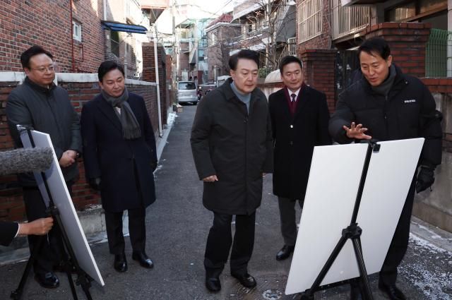 중랑구 모아타운 설명듣는 윤석열 대통령 서울연합뉴스 임헌정 기자 윤석열 대통령이 21일 서울 중랑구의 소규모주택정비 관리지역인 모아타운 사업지를 방문해 오세훈 서울시장으로 부터 현장에 대한 설명을 듣고 있다 20231221 대통령실통신사진기자단 kaneynacokr2023-12-21 113811 저작권자 ⓒ 1980-2023 ㈜연합뉴스 무단 전재 재배포 금지저작권자 ⓒ 1980-2023 ㈜연합뉴스 무단 전재 재배포 금지