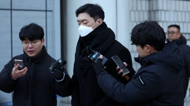 마약류관리법 위반 혐의로 불구속 기소된 전두환 전 대통령의 손자 전우원씨가 22일 오전 서울 서초구 서울중앙지법에서 열린 1심 선고공판을 마친 후 법정을 나서고 있다 사진연합뉴스