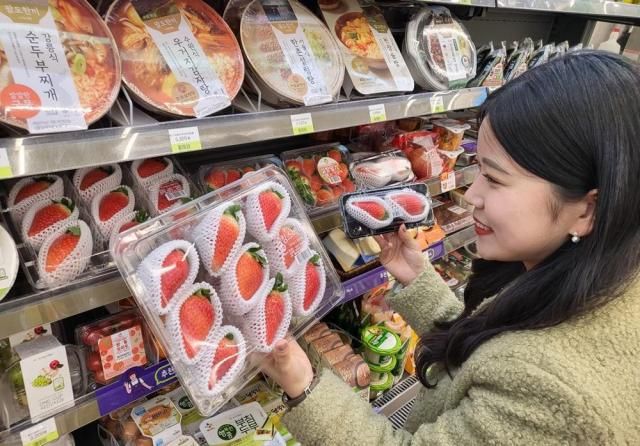 고객이 CU가 이번에 선보인 킹스베리 제품을 살펴보고 있다 사진CU