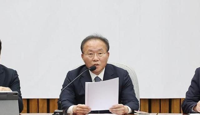 윤재옥 국민의힘 당대표 권한대행겸 원내대표는 26일 국회에서 열린 원내대책회의에서 발언하고 있다 사진연합뉴스 