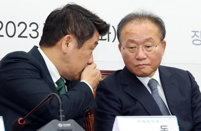 윤재옥 국민의힘 원내대표 겸 대표 권한대행이 26일 국회에서 열린 전국위원회에서 유의동 정책위의장왼쪽과 대화하고 있다 사진연합뉴스