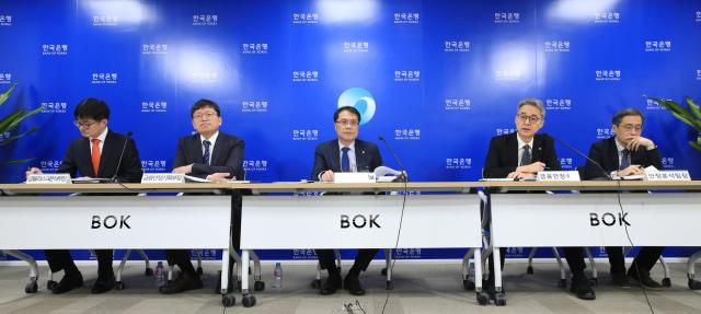 28일 오전 서울 중구 한국은행에서 열린 금융안정보고서2023년 12월 설명회 사진 왼쪽부터 이종한 금융리스크분석부장 서평석 금융안정기획부장 이종렬 부총재보 김인구 금융안정국장 이정연 안정분석팀장 사진한국은행