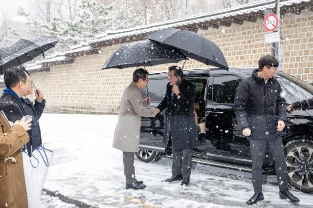 더불어민주당 이재명 대표와 이낙연 전 대표가 30일 오전 서울 중구의 한 식당 앞에서 만나 악수를 하고 있다 사진연합뉴스