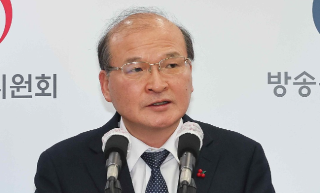 주요 지상파 방송사들에 대한 재허가 결정이 연기된 31일 오전 이상인 방송통신위원회 부위원장이 정부과천청사 방송통신위원회에서 열린 브리핑에서 발언하고 있다 사진연합뉴스