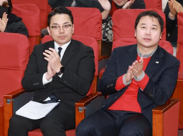 박수치는 조명현-장예찬 서울연합뉴스 한종찬 기자 더불어민주당 이재명 대표의 경기도지사 재직 시절 배우자 법인카드 유용 의혹을 제보한 조명현 씨와 국민의힘 장예찬 청년최고위원이 4일 오전 국회 의원회관에서 열린 공익제보자 조명현 작가 초청 포럼에서 박수를 치고 있다 2023124 sabaynacokr2023-12-04 102427 저작권자 ⓒ 1980-2023 ㈜연합뉴스 무단 전재 재배포 금지저작권자 ⓒ 1980-2023 ㈜연합뉴스 무단 전재 재배포 금지