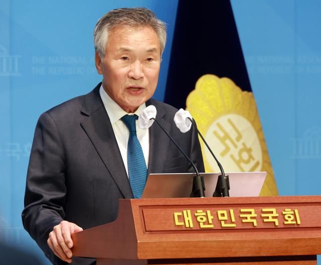 손학규 동아시아미래재단 상임고문이 4일 오후 국회 소통관에서 선거제도 관련 기자회견을 하고 있다 사진연합뉴스