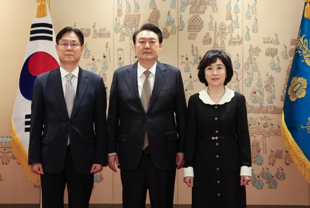 윤석열 대통령 이관섭 정책실장에게 임명장 수여 서울연합뉴스 진성철 기자 윤석열 대통령이 4일 서울 용산 대통령실 청사에서 이관섭 대통령실 정책실장에게 임명장을 수여한 뒤 배우자인 안소연 씨와 함께 기념 촬영을 하고 있다 2023124 zjinynacokr2023-12-04 110202 저작권자 ⓒ 1980-2023 ㈜연합뉴스 무단 전재 재배포 금지저작권자 ⓒ 1980-2023 ㈜연합뉴스 무단 전재 재배포 금지