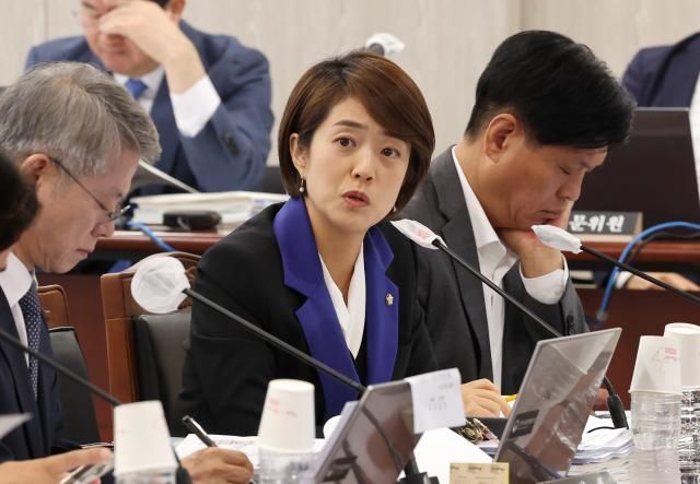 질의하는 고민정 의원 세종연합뉴스 김주형 기자 더불어민주당 고민정 의원이 11일 오전 세종시 정부세종청사에서 열린 국회 과학기술정보방송통신위원회의 과학기술정보통신부 우정사업본부 등의 국정감사에서 이종호 과학기술정보통신부 장관에게 질의하고 있다 20231011 kjhpressynacokr2023-10-11 110550 저작권자 ⓒ 1980-2023 ㈜연합뉴스 무단 전재 재배포 금지저작권자 ⓒ 1980-2023 ㈜연합뉴스 무단 전재 재배포 금지