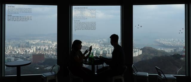 겨울 같지 않은 포근한 날씨 미세먼지와 안개에 갇힌 회색 도시 서울연합뉴스 김도훈 기자 전국 대부분의 낮 기온이 10도 이상을 기록하며 포근한 날씨를 보인 8일 오후 서울 남산서울타워 전망대에서 바라본 도심이 안개와 미세먼지에 갇혀 있다 2023128 superdoo82ynacokr2023-12-08 150028 저작권자 ⓒ 1980-2023 ㈜연합뉴스 무단 전재 재배포 금지저작권자 ⓒ 1980-2023 ㈜연합뉴스 무단 전재 재배포 금지