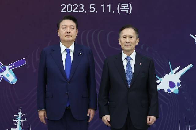 윤석열 대통령, 김관진 전 장관에게 국방혁신위 위촉장 수여 (서울=연합뉴스) 임헌정 기자 = 윤석열 대통령이 11일 서울 용산 대통령실 청사에서 열린 대통령 직속 국방혁신위원회 출범식에서 김관진 전 국방부 장관에게 위촉장을 수여한 뒤 기념 촬영을 하고 있다. 2023.5.11 kane@yna.co.kr/2023-05-11 11:02:46/ <저작권자 ⓒ 1980-2023 ㈜연합뉴스. 무단 전재 재배포 금지.>