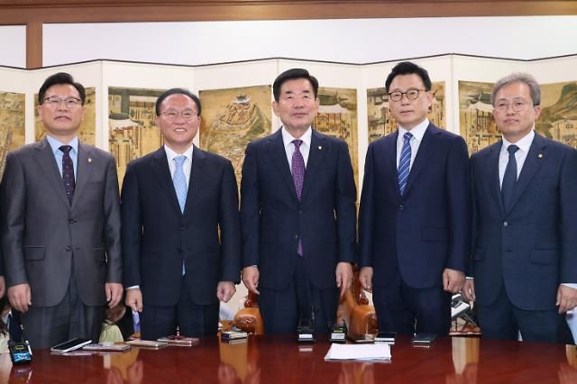 김진표 국회의장이 11일 오전 국회에서 열린 의장 주재 여야 원내대표 회동에서 여야 원내대표단과 기념촬영하고 있다. 왼쪽부터 국민의힘 이양수 원내수석부대표, 윤재옥 원내대표, 김 의장, 더불어민주당 박광온 원내대표, 송기헌 원내수석부대표. 2023.5.11 