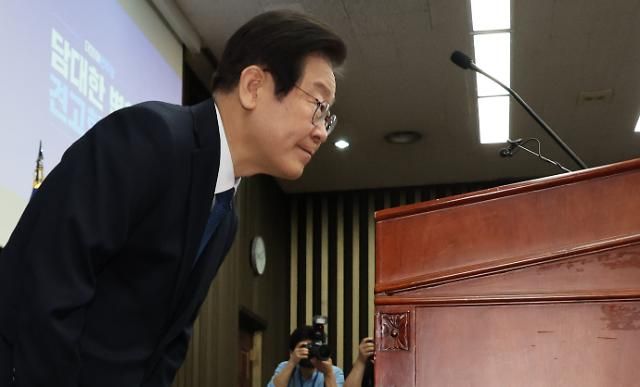  민주당 이재명 대표가 14일 국회에서 열린 의원총회에서 김남국 의원 탈당 등 최근 당 문제에 대해 사과하고 있다. 