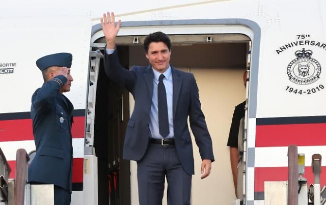 손 흔들며 인사하는 트뤼도 캐나다 총리 (성남=연합뉴스) 최재구 기자 = 방한한 쥐스탱 트뤼도 캐나다 총리가 16일 오후 성남시 서울공항으로 도착하고 있다. 2023.5.16 jjaeck9@yna.co.kr/2023-05-16 19:19:10/ <저작권자 ⓒ 1980-2023 ㈜연합뉴스. 무단 전재 재배포 금지.>