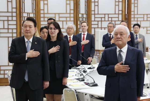 국기에 경례하는 윤석열 대통령 (서울=연합뉴스) 진성철 기자 = 윤석열 대통령이 17일 서울 용산 대통령실 청사에서 열린 이주민과의 동행 특별위원회 제15차 회의에서 국기에 경례하고 있다. 2023.5.17 zjin@yna.co.kr/2023-05-17 11:17:13/ <저작권자 ⓒ 1980-2023 ㈜연합뉴스. 무단 전재 재배포 금지.>