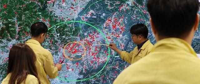 구제역 확산 방지에 분주한 농식품부 (세종=연합뉴스) 김주형 기자 = 충북 청주시 소재 한우 농장 5곳에 이어 증평군의 한우농장에서도 구제역이 발생한 가운데 15일 세종시 정부세종청사 농림축산식품부 상황실에서 관계자들이 상황을 주시하고 있다. 농식품부는 구제역 확산을 차단하기 위해 청주, 증평뿐 아니라 인접 시·군인 대전, 세종, 충북 음성·보은·괴산·진천군, 충남 천안시의 소 사육농장과 축산관계시설 종사자·차량에 대해 일시이동중지 명령을 내렸다. 2023.5.15 kjhpress@yna.co.kr/2023-05-15 16:00:12/ <저작권자 ⓒ 1980-2023 ㈜연합뉴스. 무단 전재 재배포 금지.>