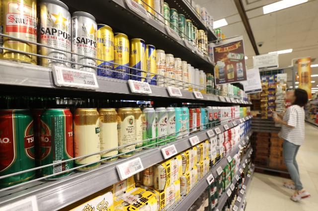증가한 일본 맥주 수입 (서울=연합뉴스) 강민지 기자 = 일본 맥주 수입이 대폭 늘어난 17일 서울의 한 마트에 수입 맥주가 진열되어 있다. 17일 관세청 무역통계에 따르면 지난달 일본 맥주 수입액은 307만4천달러로 지난해 동월 대비 866.7%나 급증했다. 수입량도 3천870t으로 851.7% 증가했다. 2023.5.17 mjkang@yna.co.kr/2023-05-17 14:55:06/ <저작권자 ⓒ 1980-2023 ㈜연합뉴스. 무단 전재 재배포 금지.>