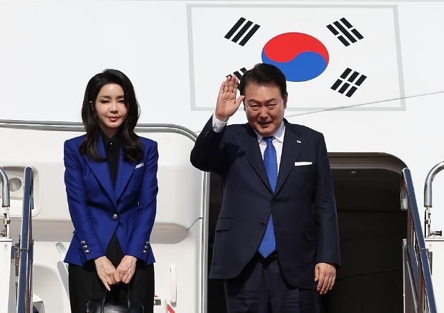 G7 정상회의 마치고 귀국길 오르는 윤석열 대통령 (히로시마=연합뉴스) 임헌정 기자 = 주요 7개국(G7) 정상회의 일정을 마친 윤석열 대통령과 부인 김건희 여사가 21일 히로시마 공항에서 귀국길에 오르며 환송객들에게 손을 들어 인사하고 있다. 2023.5.21 kane@yna.co.kr/2023-05-21 16:55:04/ <저작권자 ⓒ 1980-2023 ㈜연합뉴스. 무단 전재 재배포 금지.>