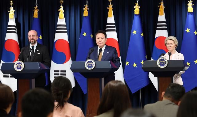 EU 지도부와 공동 언론발표하는 윤석열 대통령 (서울=연합뉴스) 임헌정 기자 = 윤석열 대통령이 22일 서울 용산 대통령실 청사에서 열린 우르줄라 폰데어라이엔 EU 집행위원장(오른쪽), 샤를 미셸 EU 정상회의(이사회) 상임의장과의 한-EU 정상회담 공동 언론발표에서 발언하고 있다. 2023.5.22 kane@yna.co.kr/2023-05-22 19:11:33/ <저작권자 ⓒ 1980-2023 ㈜연합뉴스. 무단 전재 재배포 금지.>