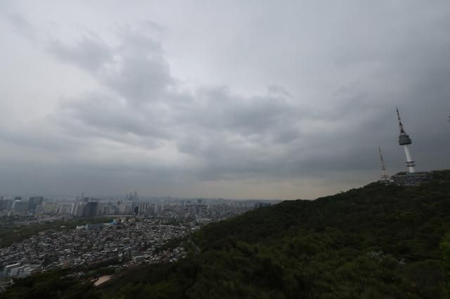 오늘 날씨 흐림 (서울=연합뉴스) 박동주 기자 = 전국이 흐리고 비가 내린 25일 오전 남산에서 바라본 하늘. 2023.4.25 pdj6635@yna.co.kr/2023-04-25 12:16:53/ <저작권자 ⓒ 1980-2023 ㈜연합뉴스. 무단 전재 재배포 금지.>