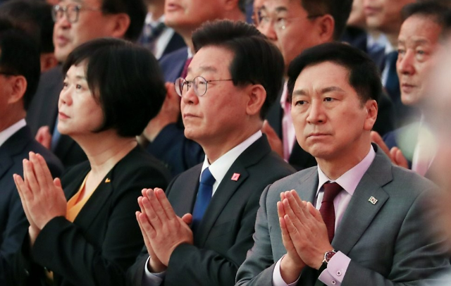 국민의힘 김기현 대표, 더불어민주당 이재명 대표, 정의당 이정미 대표가 27일 서울 종로구 조계사에서 열린 불기 2567년 부처님오신날 봉축법요식에서 삼귀의례를 하며 합장하고 있다.