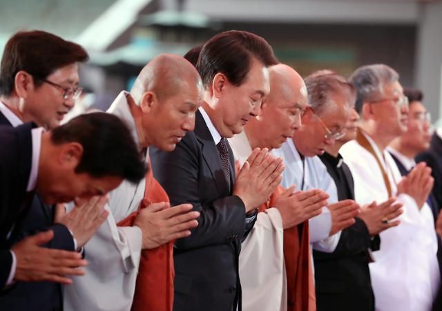 부처님오신날 봉축법요식 합장하는 윤석열 대통령 (서울=연합뉴스) 임헌정 기자 = 윤석열 대통령이 27일 서울 종로구 조계사에서 열린 불기 2567년 부처님오신날 봉축법요식에서 사홍서원 때 합장하고 있다. 