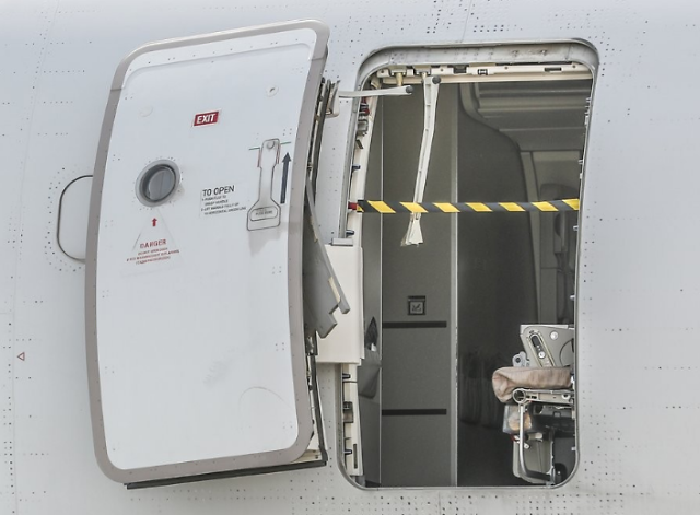 26일 오후 대구국제공항에 비상착륙한 아시아나 비행기의 비상구가 당시 비상개폐되며 파손된 모습을 보이고 있다. 