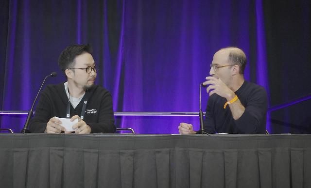 GDC 2023에서 발표 중인 넥슨 황선영 그룹장(좌), 폴리곤 랩스 마이클 블랭크 COO(우).JPG 