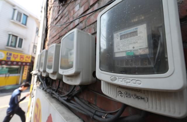 대법, 전기요금 누진제 효력 인정 (서울=연합뉴스) 신준희 기자 = 주택용 전기요금에 적용되는 현행 '누진제'가 정당하다는 대법원의 판단이 나왔다. 대법원 2부(주심 이동원 대법관)는 30일 박모 씨 등 87명이 한국전력공사를 상대로 낸 전기요금 부당이득 반환 청구 소송에서 원고 패소로 판결한 원심을 확정했다. 사진은 이날 서울시내 전력 계량기. 