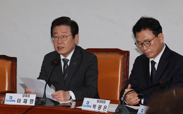 = 민주당 이재명 대표가 8일 국회 당 사무실에서 최고위원회의를 하고 있다. 2023.5.8 x