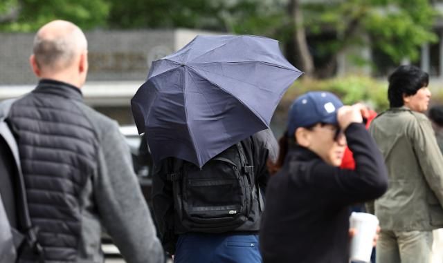 '소나기에 돌풍까지' (서울=연합뉴스) 김인철 기자 = 16일 오후 서울 종로구 안국동사거리 인근에서 시민들이 갑자기 내리는 소나기와 돌풍을 피하고 있다. 2023.4.16 yatoya@yna.co.kr/2023-04-16 15:52:05/ <저작권자 ⓒ 1980-2023 ㈜연합뉴스. 무단 전재 재배포 금지.>