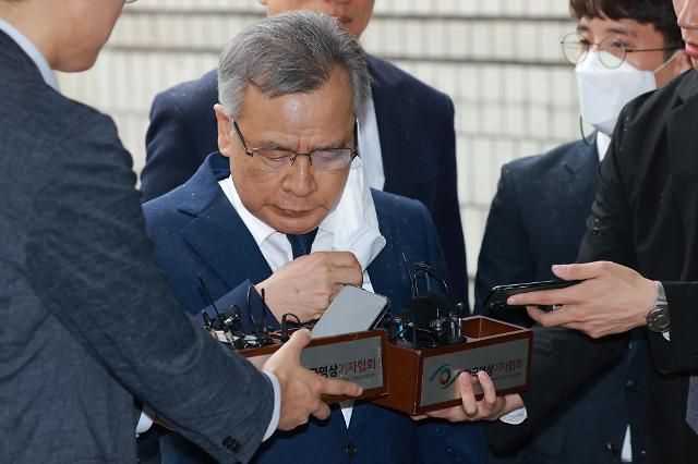 대장동 민간 개발업자들로부터 금품을 수수했다는 이른바 '50억 클럽' 의혹을 받고 있는 박영수 전 특별검사가 29일 오전 서울 서초구 서울중앙지법에서 열리는 구속 전 피의자 심문(영장심사)을 받기 위해 법정에 출석, 마스크를 벗고 있다. [사진=유대길 기자 dbeorlf123@ajunews.com]