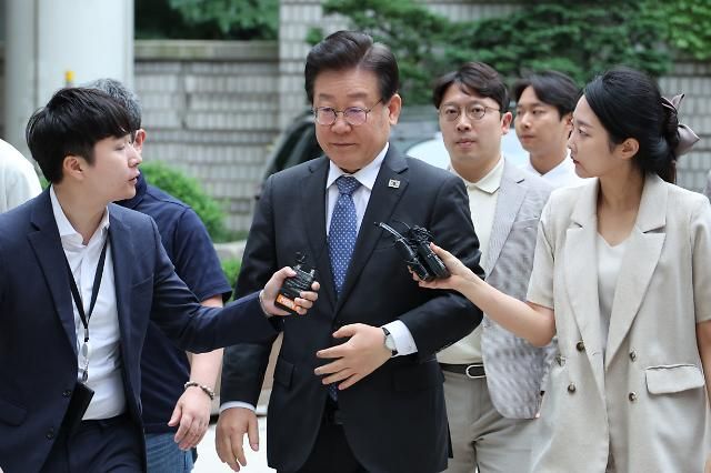 법정 향하는 민주당 이재명 대표 (서울=연합뉴스) 김주성 기자 = 더불어민주당 이재명 대표가 2일 오전 서울 서초구 서울중앙지법에서 열리는 공직선거법 위반 혐의와 관련한 공판에 출석하고 있다. 2023.6.2 utzza@yna.co.kr/2023-06-02 10:46:34/ <저작권자 ⓒ 1980-2023 ㈜연합뉴스. 무단 전재 재배포 금지.>