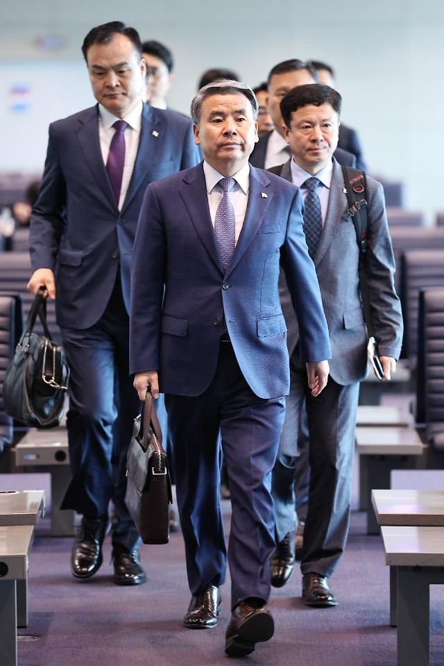 아시아안보회의 참석차 출국하는 이종섭 장관 (영종도=연합뉴스) 김도훈 기자 = 이종섭 국방부 장관이 싱가포르에서 열리는 제20차 아시아안보회의(샹그릴라 대화)에 참석하기 위해 2일 오전 인천국제공항에서 싱가포르행 여객기로 향하고 있다. 2023.6.2 superdoo82@yna.co.kr/2023-06-02 10:46:06/ <저작권자 ⓒ 1980-2023 ㈜연합뉴스. 무단 전재 재배포 금지.>