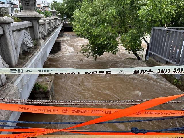 출입통제된 광주천 둔치 (광주=연합뉴스) 박철홍 기자 = 최대 283㎜의 폭우가 쏟아진 28일 오전 광주 동구 광주천 중앙대교 인근 수위가 상승해 산책로 출입이 통제되고 있다. 2023.6.28 pch80@yna.co.kr/2023-06-28 09:10:20/ <저작권자 ⓒ 1980-2023 ㈜연합뉴스. 무단 전재 재배포 금지.>[<저작권자 ⓒ 1980-2023 ㈜연합뉴스. 무단 전재 재배포 금지.>]