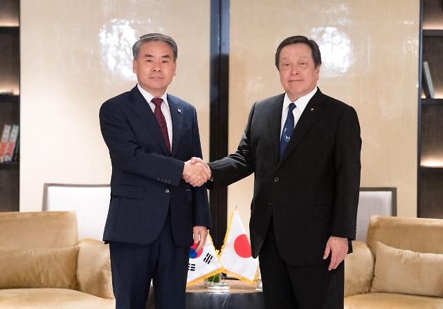 종섭 국방부장관이 4일 오전, 싱가포르에서 열린 제20차 아시아안보회의 계기에 하마다 야스카즈 일본 방위대신과 양자회담을 개최하고 악수를 하며 기념촬영 하는 모습입니다.