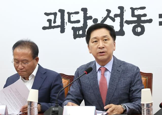 긴급 최고위원회의서 발언하는 김기현 대표 (서울=연합뉴스) 이정훈 기자 = 국민의힘 김기현 대표가 4일 오전 국회에서 열린 긴급 최고위원회의에서 발언하고 있다. 왼쪽은 윤재옥 원내대표. 2023.6.4 uwg806@yna.co.kr/2023-06-04 10:27:24/ <저작권자 ⓒ 1980-2023 ㈜연합뉴스. 무단 전재 재배포 금지.>