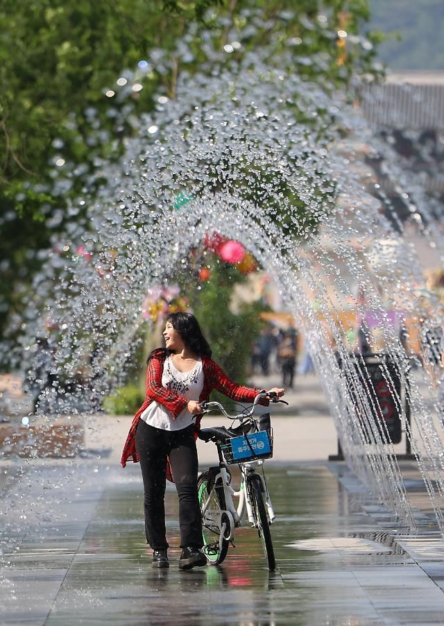 벌써 30도 넘는 초여름, 더위 식혀준 분수터널 (서울=연합뉴스) 김도훈 기자 = 서울을 비롯한 전국 대부분 지역 낮 기온이 30도를 웃돈 16일 오후 서울 광화문 광장을 찾은 시민이 분수 터널을 지나고 있다. 2023.5.16 superdoo82@yna.co.kr/2023-05-16 16:32:42/ <저작권자 ⓒ 1980-2023 ㈜연합뉴스. 무단 전재 재배포 금지.>