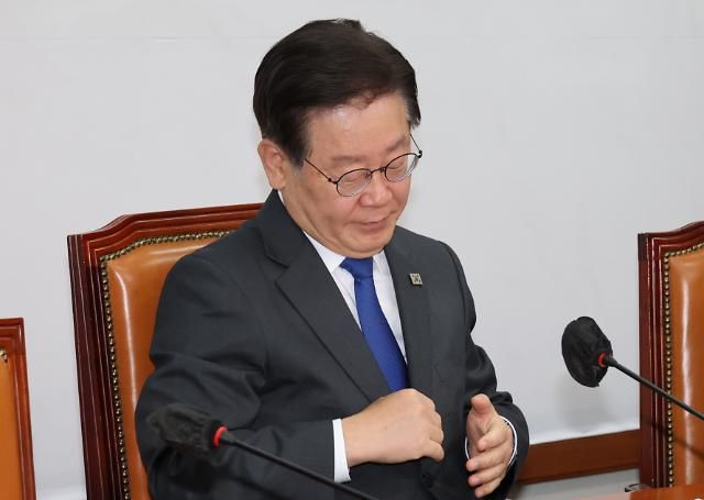 회의 참석한 이재명 대표 (서울=연합뉴스) 한상균 기자 = 민주당 이재명 대표가 8일 국회 당 사무실에서 열린 '민주당-양대노총 청년정책 간담회'에 참석하고 있다. 2023.6.8 xyz@yna.co.kr/2023-06-08 10:49:55/ <저작권자 ⓒ 1980-2023 ㈜연합뉴스. 무단 전재 재배포 금지.>