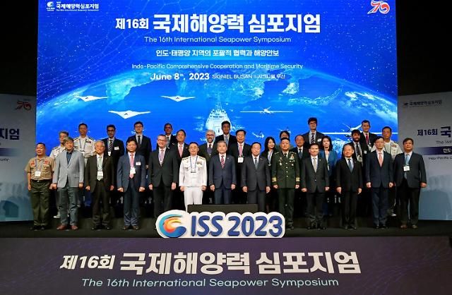  8일 시그니엘 부산 호텔에서 열린 제16회 국제해양력심포지엄에서 참석자들이 기념사진을 촬영하고 있다.