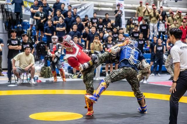 한·미동맹 70주년을 기념해 미8군사령부와 주한외국인 태권도문화협회 국기원이 공동 주관하는 2023 한·미 친선 태권도 대회가 지난 8일 주한미군 동두천기지 캠프 케이시에서 개최됐다 대회에 참가한 장병들이 전투겨루기를 하고 있다 사진국방부 