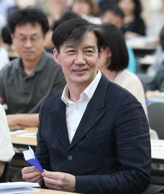 조국 전 장관 대구서 북콘서트 대구연합뉴스 윤관식 기자 조국 전 법무부 장관이 26일 오후 대구 북구 엑스코에서 열린 가불 선진국에서 펼치는 법고전 산책 이야기 북콘서트에 참석하고 있다 2023526 psikynacokr2023-05-26 184122 저작권자 ⓒ 1980-2023 ㈜연합뉴스 무단 전재 재배포 금지저작권자 ⓒ 1980-2023 ㈜연합뉴스 무단 전재 재배포 금지