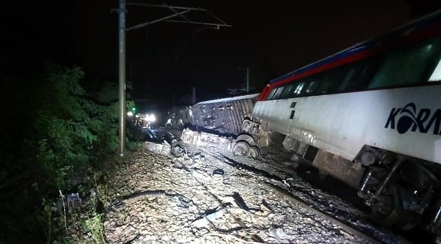 충북 청주시 서원구 현도면 부근을 달리던 무궁화호 회송열차가 선로 안쪽으로 유입된 토사로 인해 탈선한 모습 사진연합뉴스